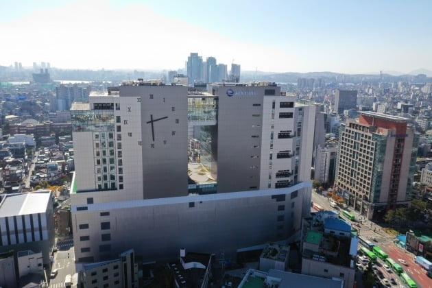 홍대입구역에 들어선 애경타워 전경 /AK홀딩스 제공