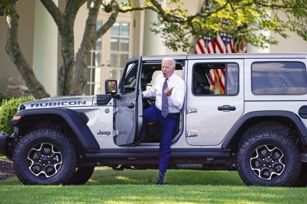 조 바이든 미국 대통령이 백악관 사우스론에서 8월 5일(현지 시간) 친환경 차 관련 행사에 참석해 2030년부터 미국 내 판매 신차의 절반을 친환경 차로 하겠다고 밝혔다. /AP·연합뉴스