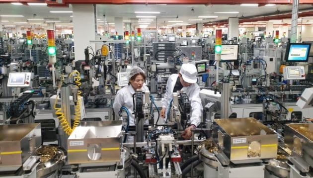LS일렉트릭 임직원이 청주 스마트공장 생산라인을 점검하고 있다. 출처: LS