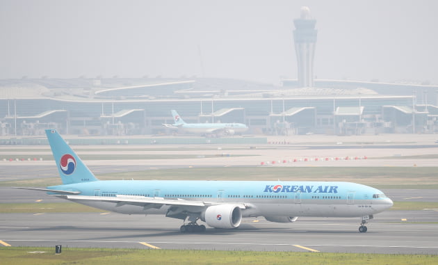 인천공항 활주로에 위치한 대한항공 항공기. 출처: 한국경제신문