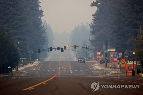 미 캘리포니아 휴양지 타호, 산불 위기 일단 모면…고비 남아