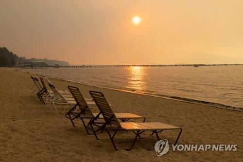 미 캘리포니아 휴양지 타호, 산불 위기 일단 모면…고비 남아