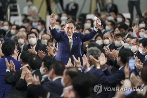 코로나 폭증에 무너진 스가…지지율 급락에 당내 반발까지