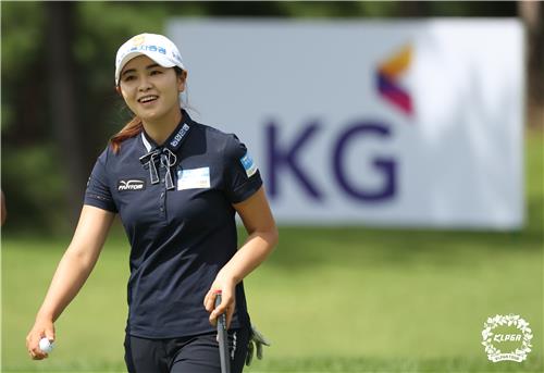 김수지, KLPGA 투어 KG·이데일리 2R도 선두…이가영 1타 차 2위