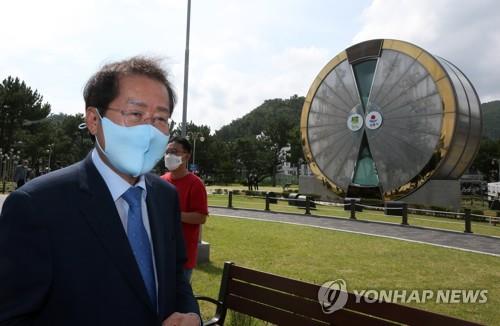 홍준표 "문재인 정권의 대북정책은 종북에 불과…핵 위기 올 것"(종합)