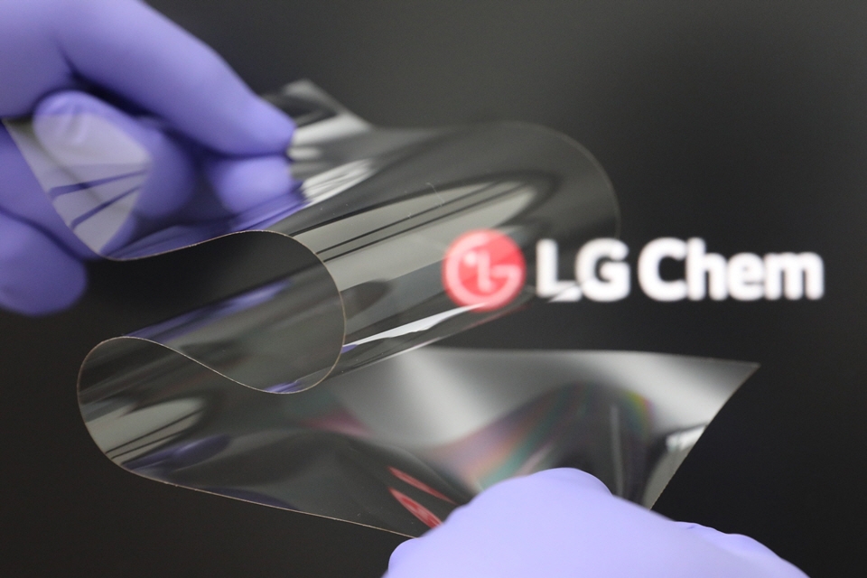 LG화학, 안팎으로 접히는 폴더블 디스플레이 소재 개발