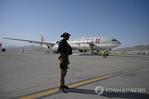 미국인 수십 명과 외국인 태운 항공기 카불서 이륙