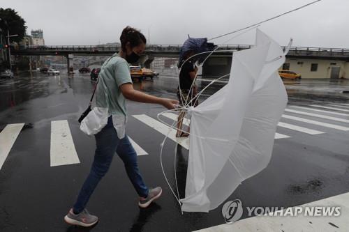 태풍 '찬투' 상하이로 접근…휴교령에 항공편 무더기 결항