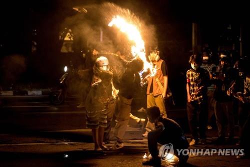 반정부시위에 지친 태국경찰 "청소년들 부모도 처벌될 수 있어"