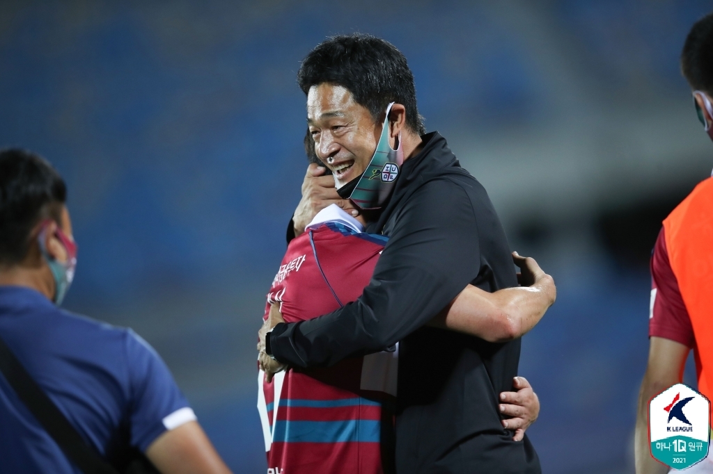 '고승범·박동진 골맛' 김천, 충남아산에 2-0 승리 '1위 질주'