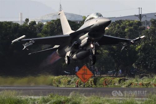 대만군, 차이잉원 참관 속 전투기 비상 이착륙 훈련