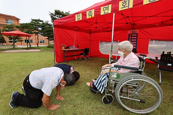 [사진톡톡] 추석 앞두고 104세 어머니 만난 70세 아들의 눈물