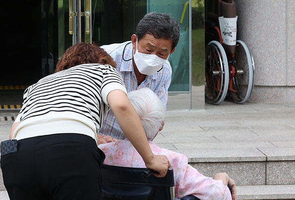 [사진톡톡] 추석 앞두고 104세 어머니 만난 70세 아들의 눈물