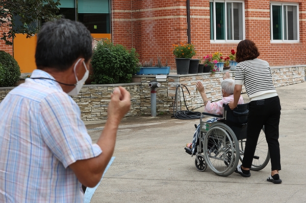 [사진톡톡] 추석 앞두고 104세 어머니 만난 70세 아들의 눈물