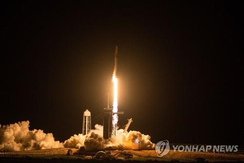 민간인 4명 첫 지구일주 우주 관광…575㎞ 고도서 사흘 여행(종합)