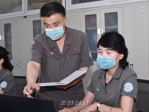 북한, 공무원들도 유니폼 제정…직급·직무별로 구분하기도
