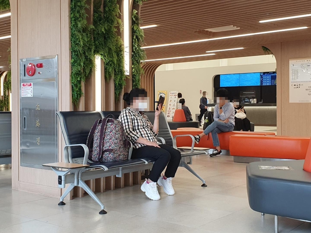 '한가위 대이동' 시작…공항 북적·고속道 정체 시작