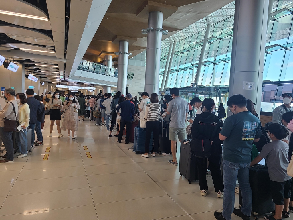 '한가위 대이동' 시작…공항 북적·고속道 정체 시작