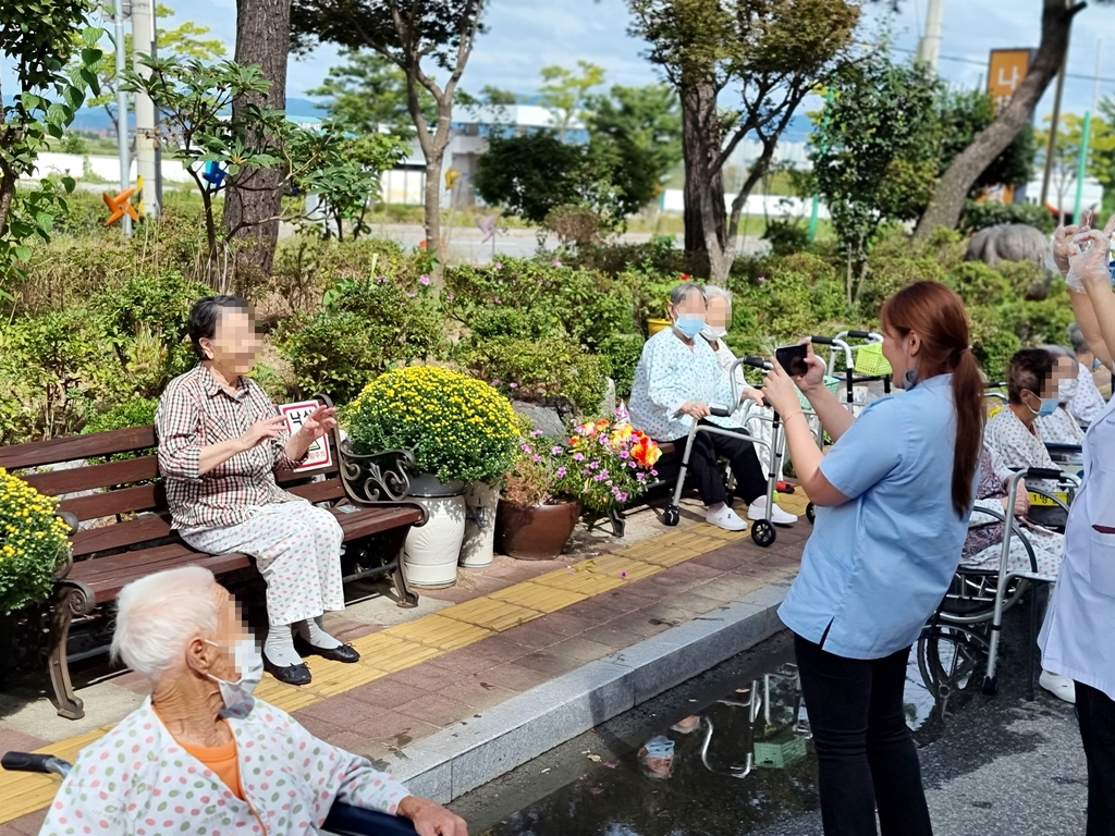 '명절 앞두면 더 울적'…외로운 어르신 달래는 요양병원 직원들