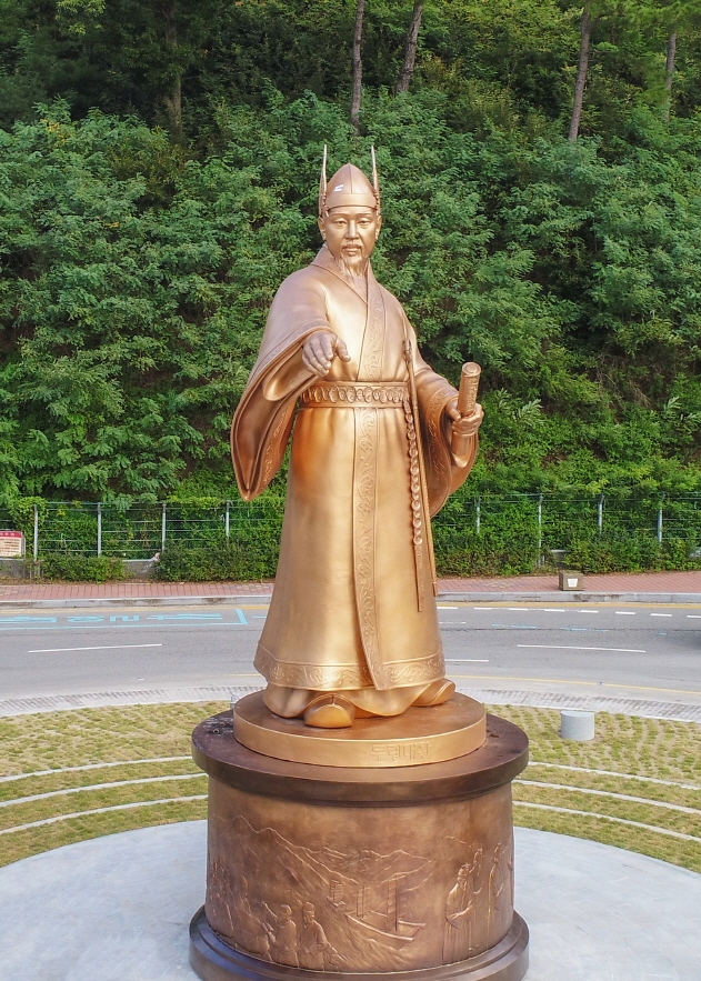 백제 중흥 이끈 무령왕 동상 공주 공산성 앞에 건립