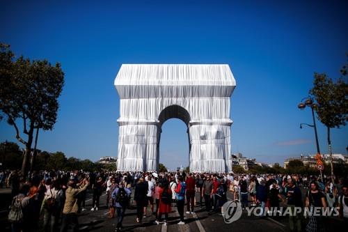 은청색으로 포장된 파리 개선문…설치미술가 크리스토 유작 공개