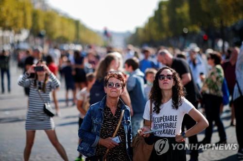 은청색으로 포장된 파리 개선문…설치미술가 크리스토 유작 공개