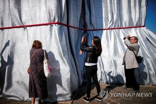 은청색으로 포장된 파리 개선문…설치미술가 크리스토 유작 공개