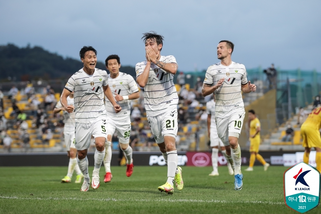 '송민규 결승골' 전북, 광주에 2-1 신승…일단 울산 추월