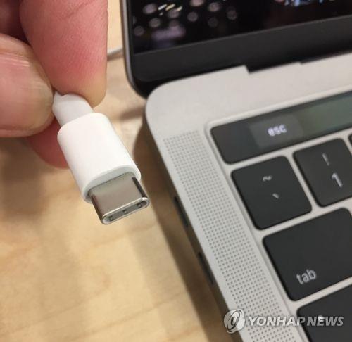 EU, 모바일기기 충전기 'USB-C' 타입 통일 추진…애플 반발