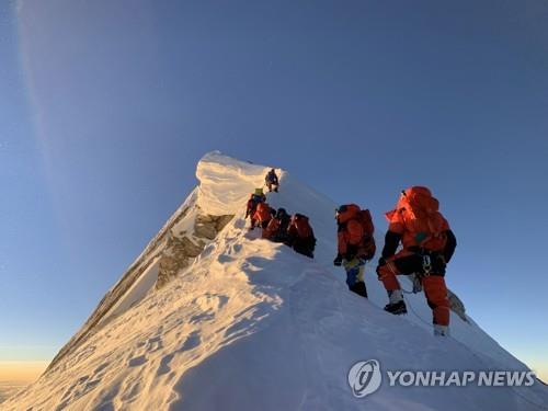 네팔, 백신접종 등반객에 '손짓'…도착비자·격리면제