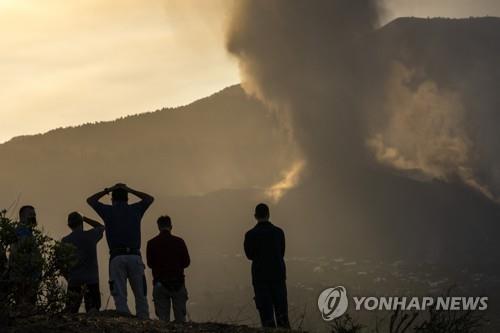 닷새째 카나리아제도 화산 폭발…치솟는 화산재에 비행도 중단(종합)