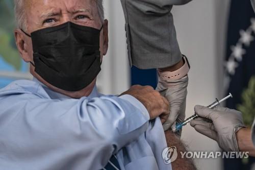 백신 접종률 제고 시급한 바이든, 부스터샷 공개 접종