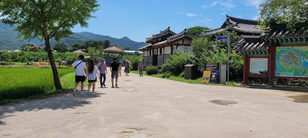 안동 하회마을 전동차 진입 제한 1개월…옛 분위기 회복 중