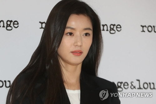 전지현, 남편과 `송도 데이트` 목격…이혼설 불식