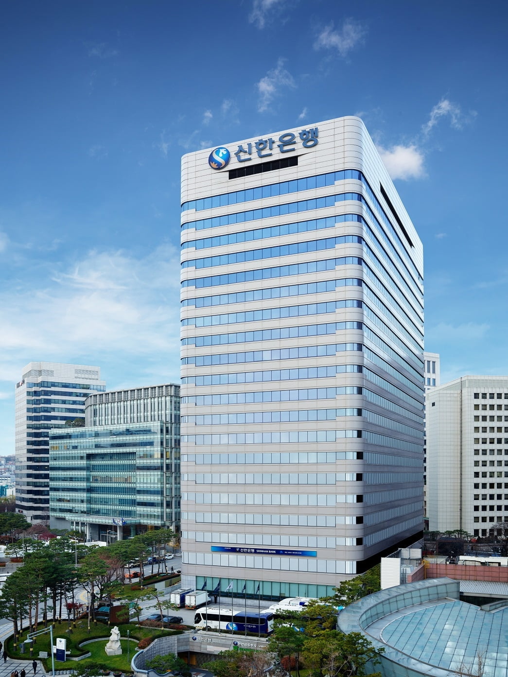 신한은행, 더존비즈온 지분 1.97% 취득…기업 특화 금융 플랫폼 마련