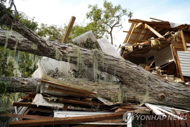 美 허리케인에 4명 사망…"전기 끊기고 식수도 부족"