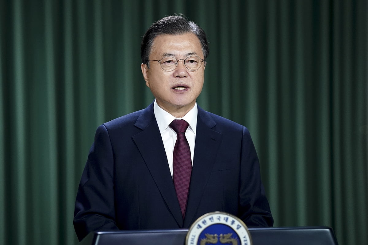 문 대통령 "5년간 2.2조 투자…백신 생산 역량 늘릴 것"