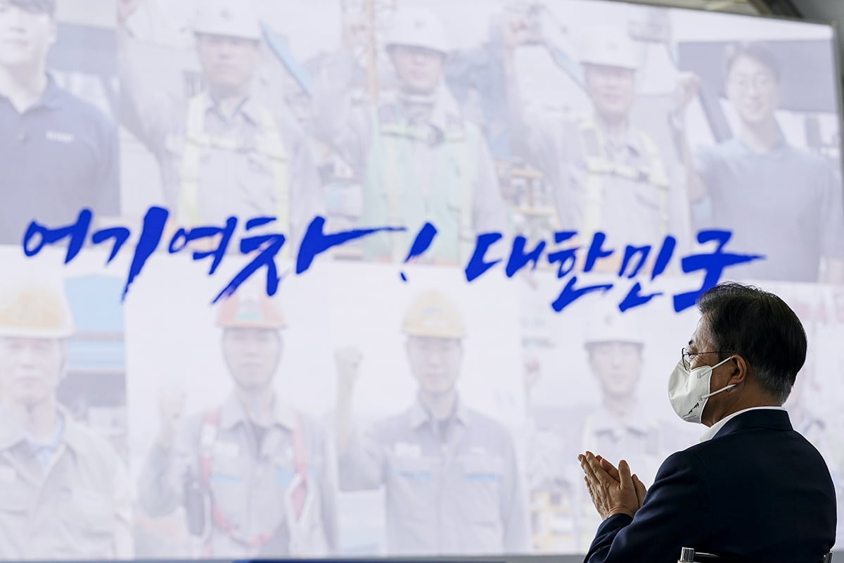 문 대통령은 9일 오후 삼성중공업 거제조선소에서 열린 `K-조선 비전 및 상생 협력 선포식`에 참석했다. (청와대 제공)