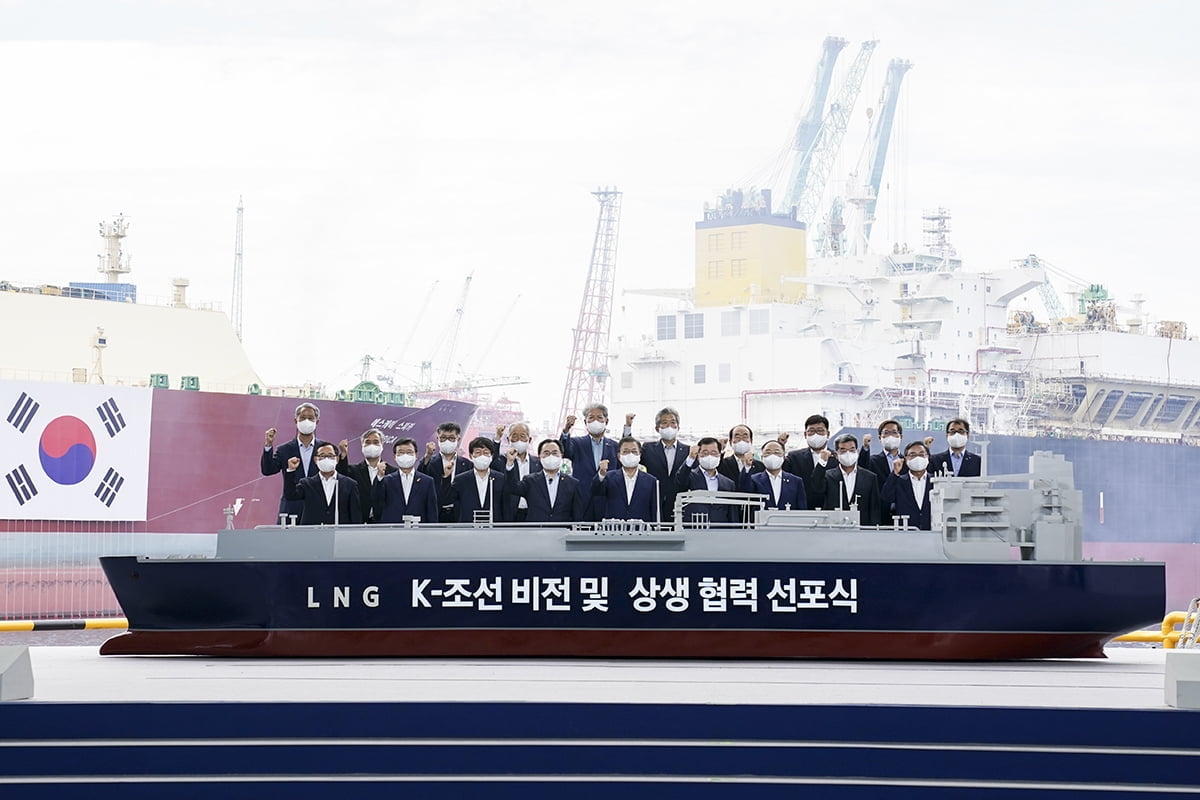 문 대통령은 9일 오후 삼성중공업 거제조선소에서 열린 `K-조선 비전 및 상생 협력 선포식`에 참석했다. (청와대 제공)