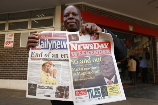 짐바브웨 국민이 신문을 들고 있는 모습