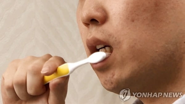 내 입냄새 이 정도였나…`칫솔보다 센` 구강세정용품 인기