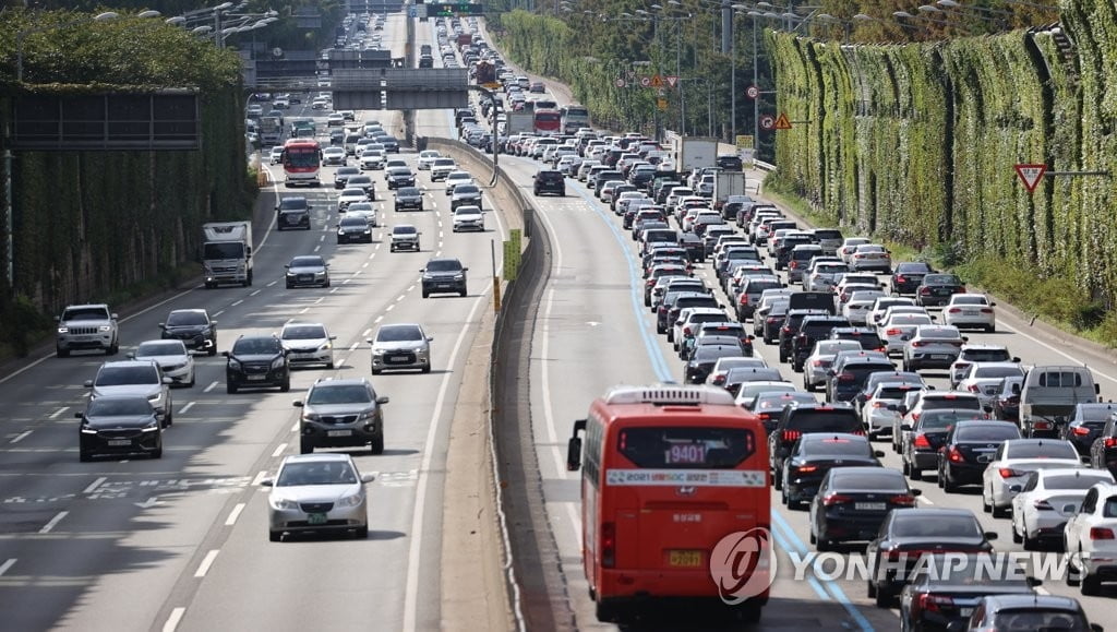 고속도로 귀성길 정체 서서히 풀려…"오후 7~8시 해소"