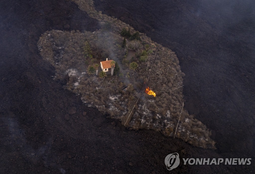 "이건 기적"…용암 덮친 섬에서 살아남은 집 한 채