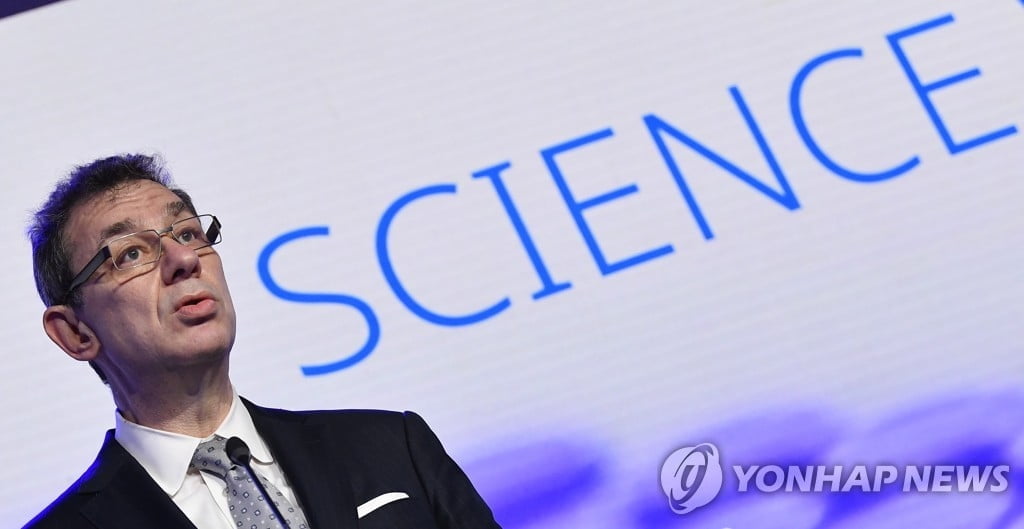 화이자 CEO "1년내 일상 복귀…매년 백신 접종 가능성"