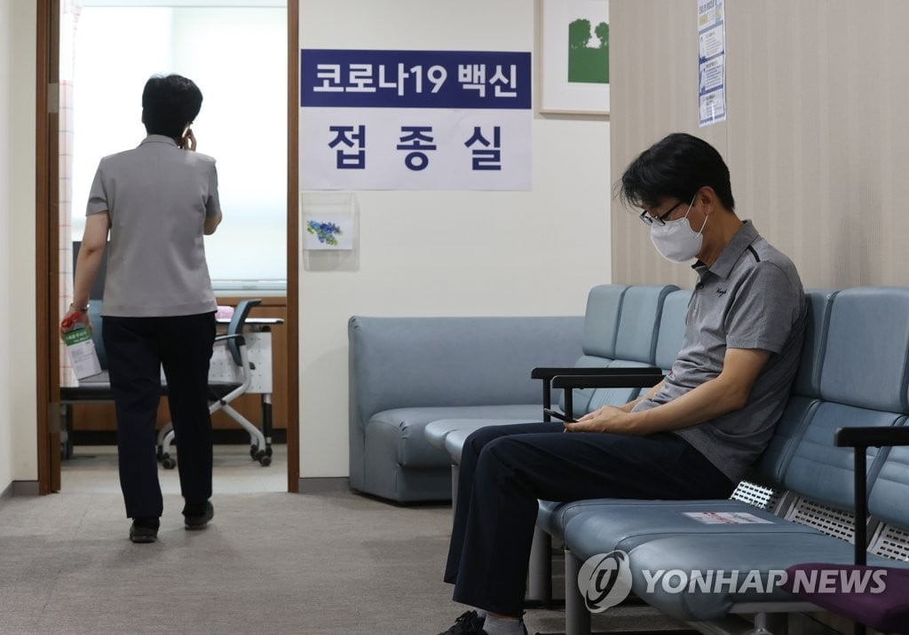 오늘부터 50∼54세 2차 접종…50대 완료율 52.1%