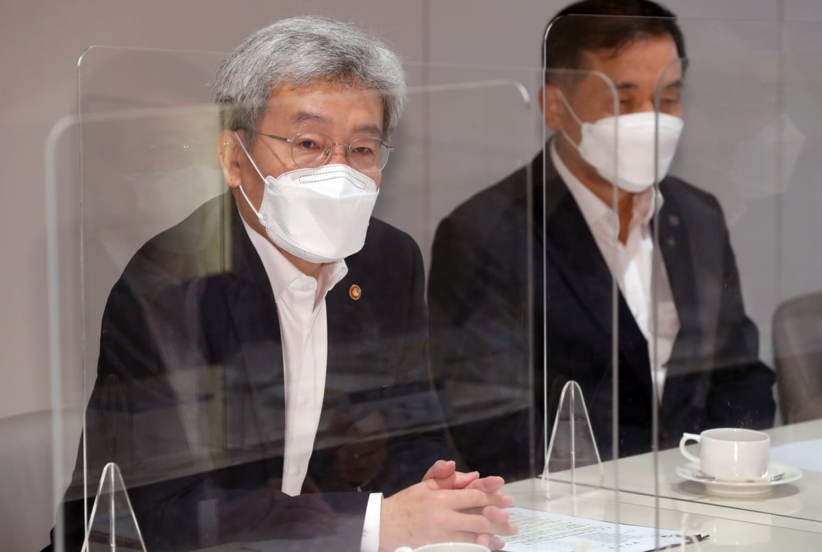 고승범 "전세대출 조건 유리해 종합 검토"…금리 조정 시사