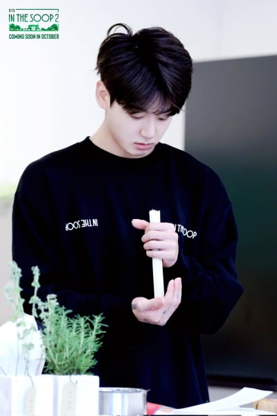 방탄소년단 정국, 초절정 '청초미→뽀둥미' 민낯에도 '자체 발광' 아름다운 미소년 자태