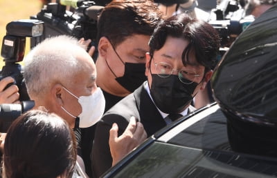 [TEN 포토] '프로포폴 불법 투약 혐의' 하정우 '취재진에 둘러쌓여'