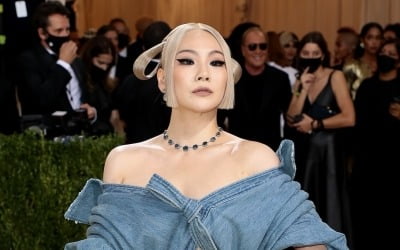 CL, 입은 듯 안 입은 듯 파격 데님 드레스…美 멧 갈라 패션 화제