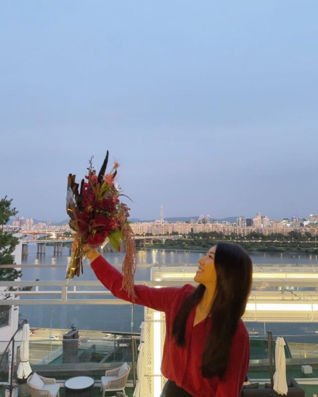 '이필모♥' 서수연, 한남동 한강뷰 레스토랑에서 보낸 우아한 저녁…꽃다발에 행복 [TEN★]